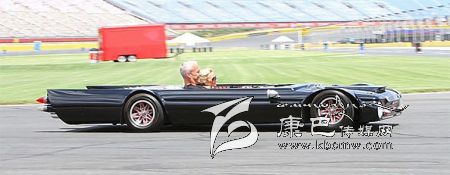 世界上最“扁”的汽車(chē) 躺著(zhù)開(kāi)！