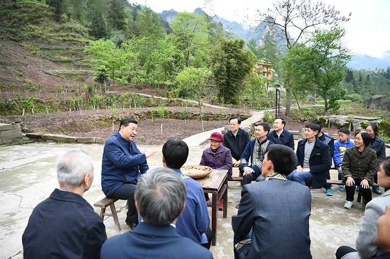2019年4月15日，習近平總書(shū)記在重慶石柱土家族自治縣中益鄉華溪村同村民代表、基層干部、扶貧干部、鄉村醫生等圍坐在一起，共話(huà)脫貧攻堅。