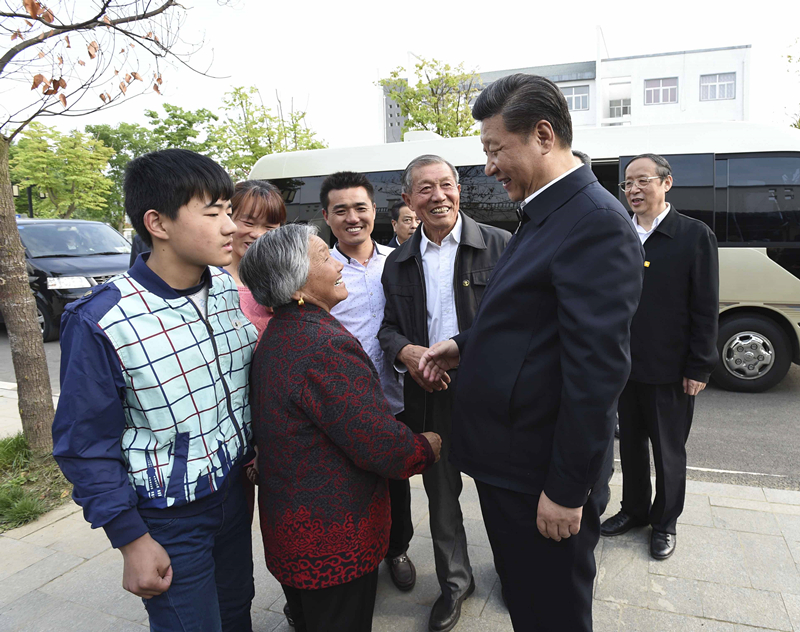 2016年4月25日，習近平在安徽省滁州市鳳陽(yáng)縣小崗村看望當年大包干帶頭人嚴金昌（右三）一家。